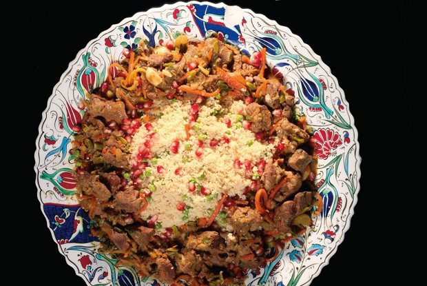 Кускус с бараниной, зеленым горошком и зернами граната