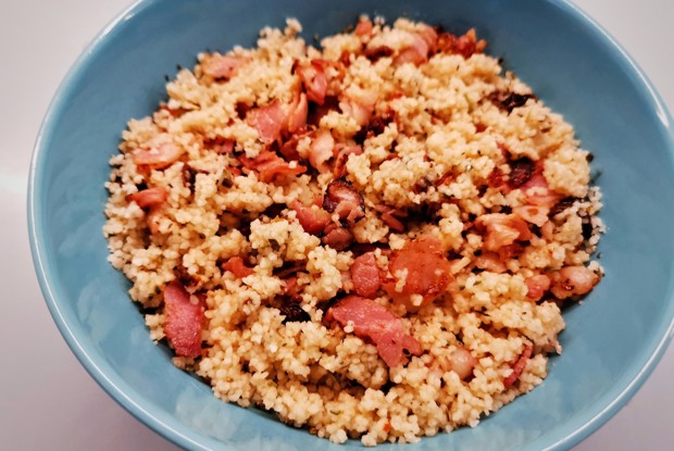 Кускус с беконом и вялеными томатами