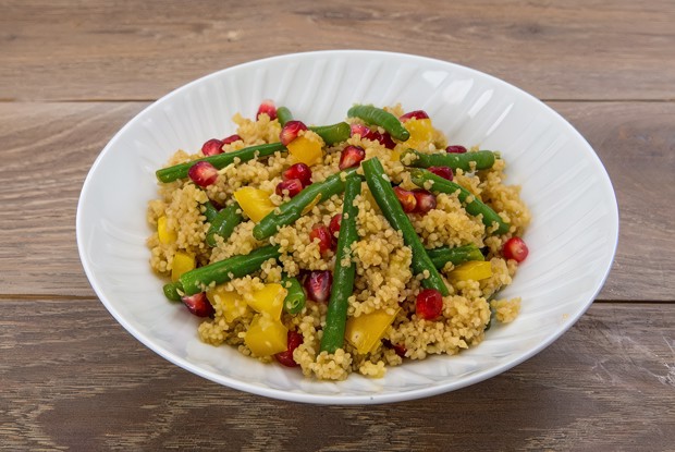 Кускус с фасолью, гранатом и сладким перцем