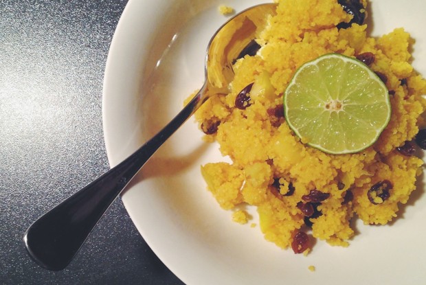 Кускус с яблоками, изюмом и черносливом