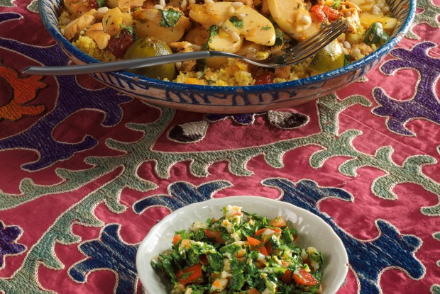 Кускус с курицей, айвой, шафраном, курагой и сушеной вишней