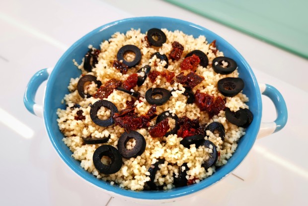 Кускус с маслинами и вялеными томатами