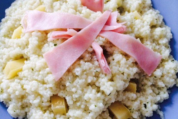 Кускус с сыром и ветчиной