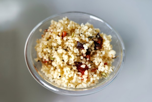 Кускус с вялеными помидорами, базиликом и розмарином