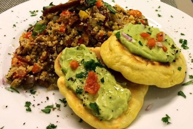 Кускус с запеченными овощами и оладьями из кукурузной муки и соусом из авокадо