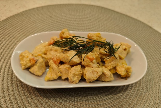 Кусочки куриного филе с куркумой и сливками