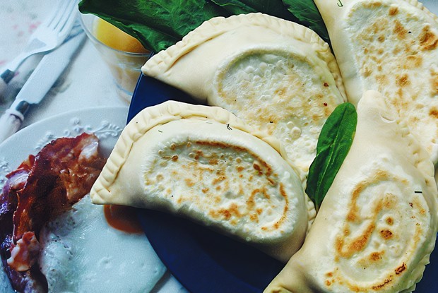 Кутабы с зеленью и луком