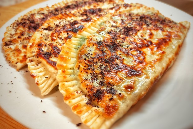 Кутабы по-азербайджански с черемшой и зеленью