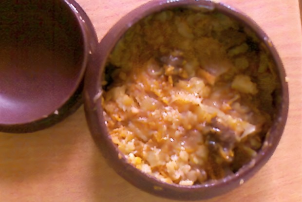 Квашеная капуста с грибами в горшочках