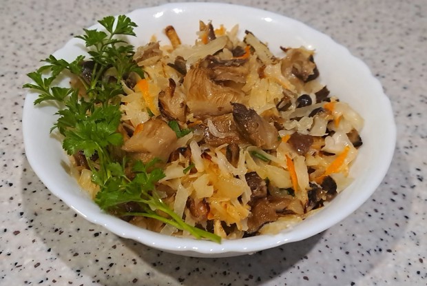 Квашеная капуста, жаренная на сковороде с грибами