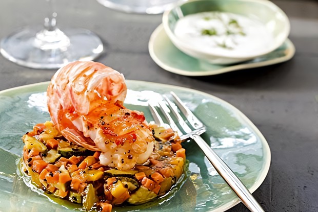 Лангустины с кардамоновым маслом и мятным йогуртом