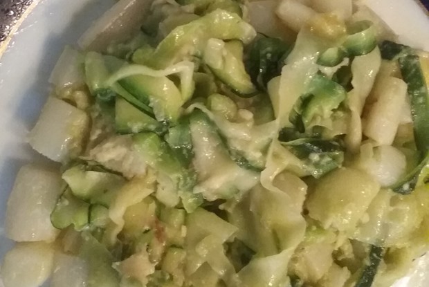 Лапша из цукини со спаржей и кремом из авокадо