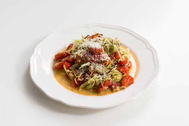 Лапша из кабачка с помидорами и грецкими орехами