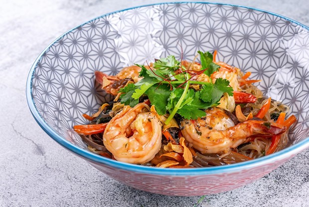 Лапша на воке с креветками, водорослями и китайским салатом