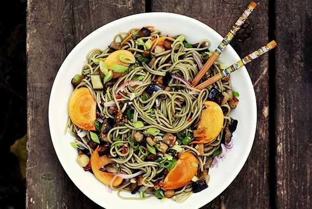 Лапша с баклажанами и хурмой