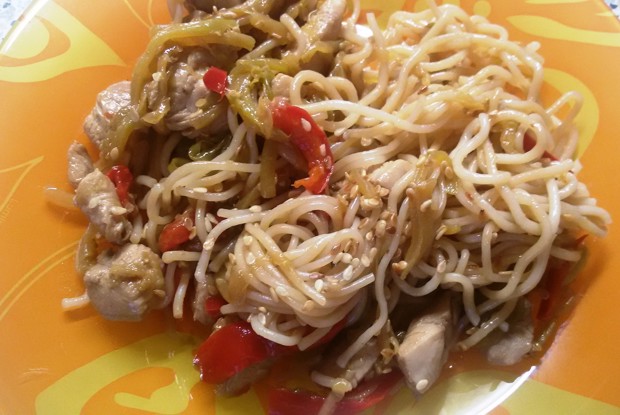 Лапша с цукини и красным перцем