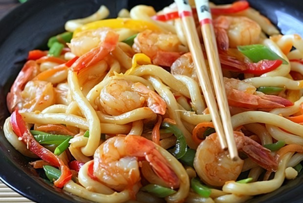 Лапша с креветками в соусе из авокадо