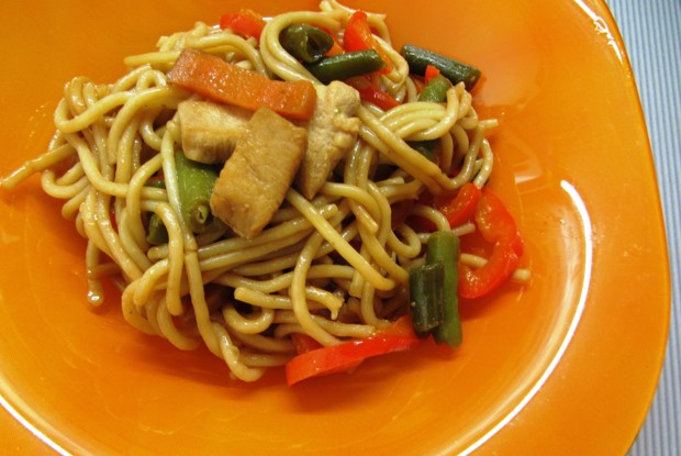 Лапша с курицей, овощами и соевым соусом
