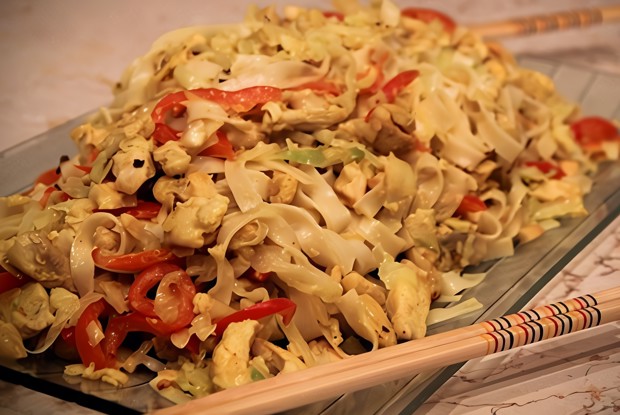 Лапша с куриной грудкой, овощами и кокосовым молоком по-тайски