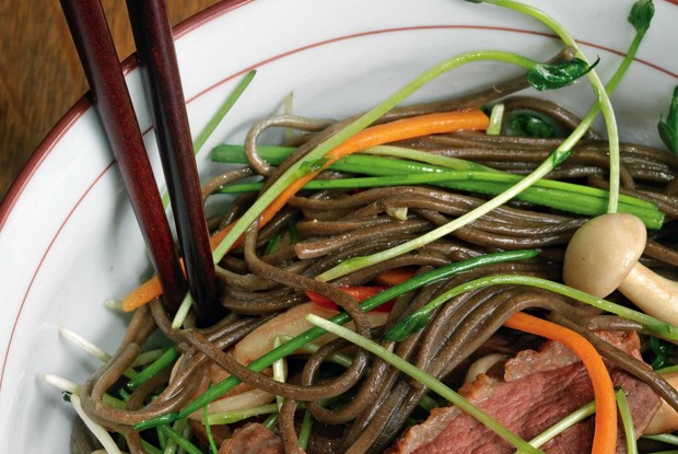 Гречневая лапша с овощами, уткой и древесными грибами