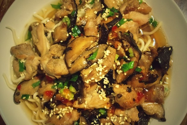 Лапша с шиитаке и маринованной курицей