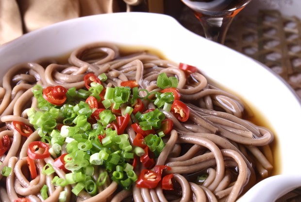 Лапша соба с чили, имбирем и соевым соусом