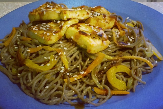 Лапша соба с овощами и сыром тофу под соусом терияки