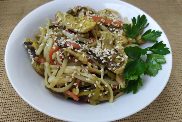 Лапша удон с курицей и овощами