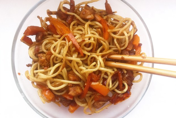 Лапша удон с курицей и овощами