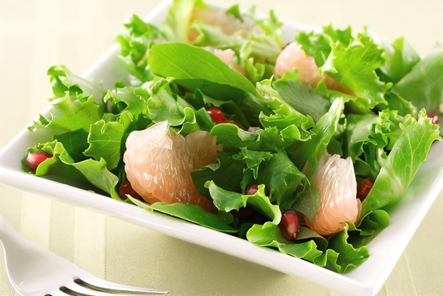 Латук с кресс-салатом, гранатом и жареным миндалем