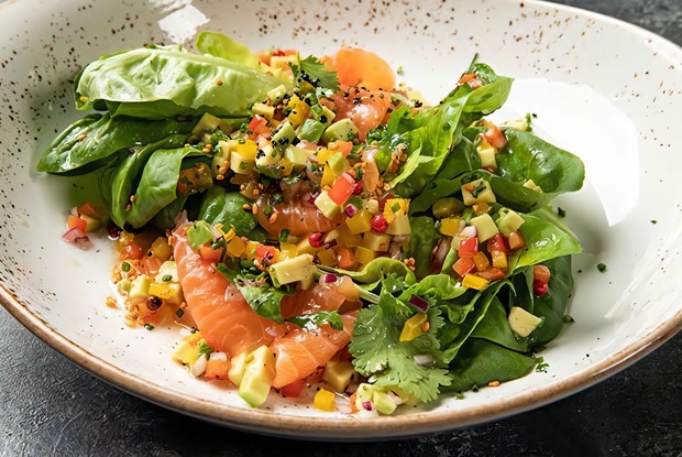 Латук с сальсой и лососем