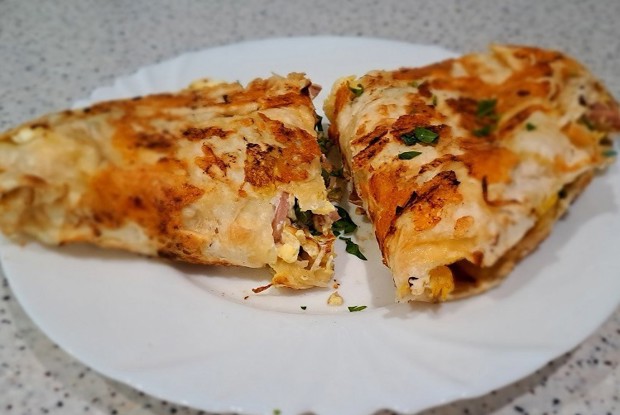 Лаваш с творогом, яйцами, сарделькой и овощами на завтрак