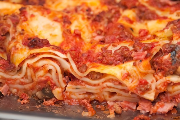 Лазанья болоньезе с сыром проволоне