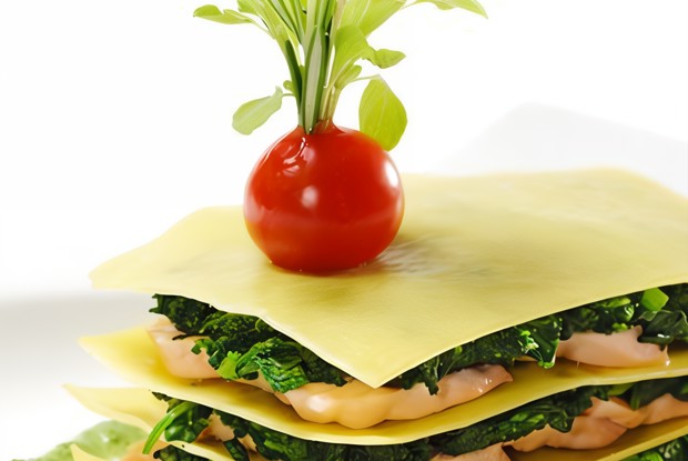 Лазанья из лосося, креветок и шпината