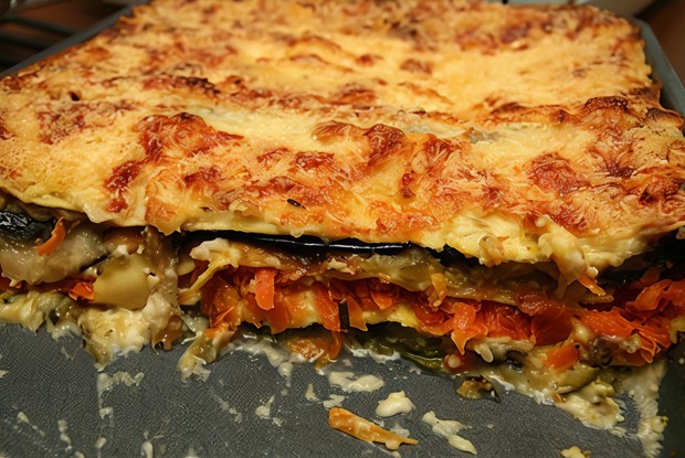 Лазанья с баклажанами, песто, фундуком и петрушкой