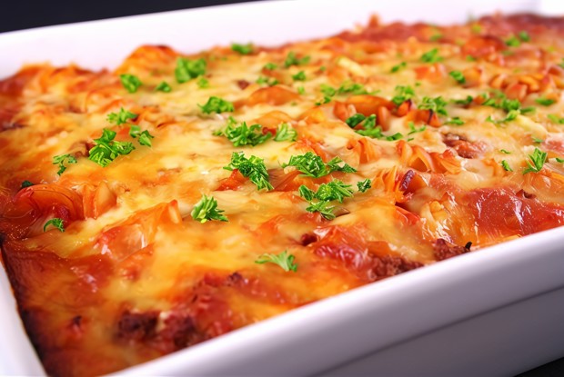 Лазанья с феттучини, фрикадельками, томатами и сыром