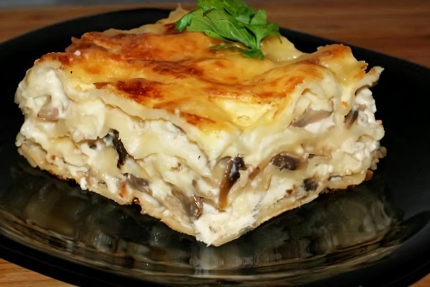 Лазанья с индюшиным фаршем и соусом бешамель