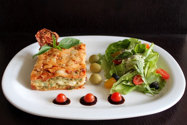 Лазанья с курицей, рикоттой и соусом песто