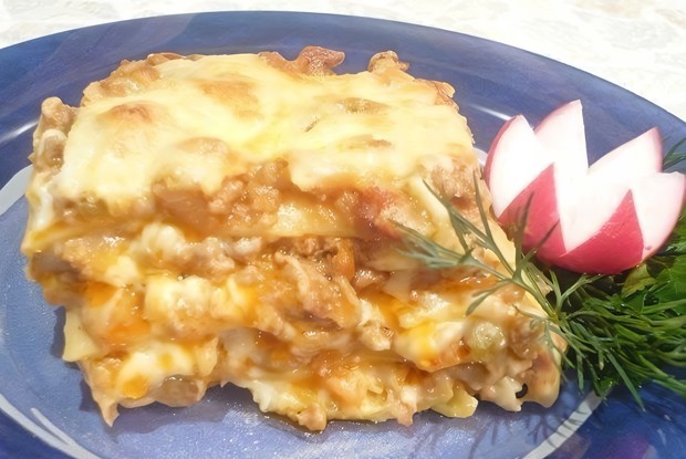 Лазанья с мясом, беконом и овощами под соусом бешамель