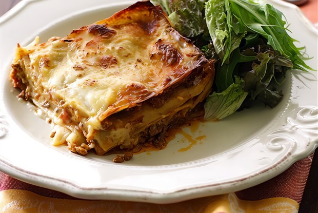 Лазанья с соусом бешамель, марсалой, пармезаном и луком-шалот