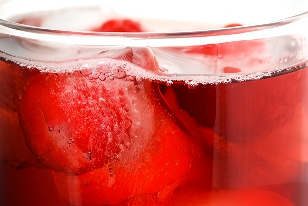 Ледяные кубики из клубники и лимонного сока для шампанского