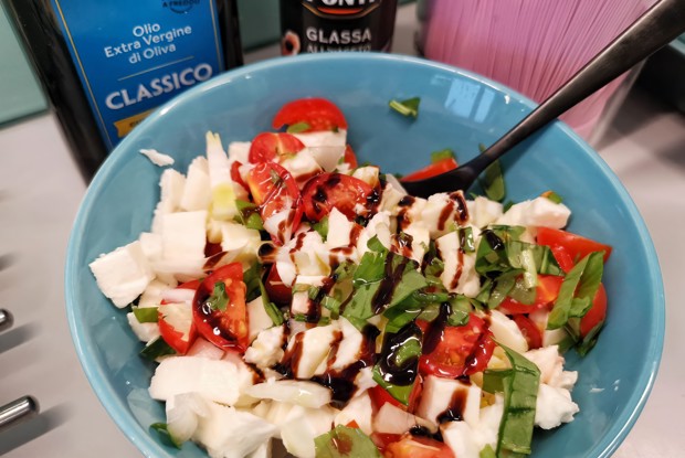 Легкий салат с моцареллой и щавелем