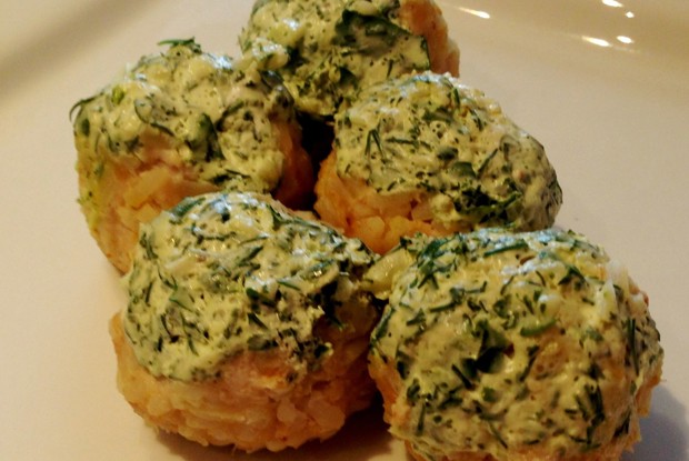 Легкие куриные тефтели на пару со сметанно-чесночным соусом