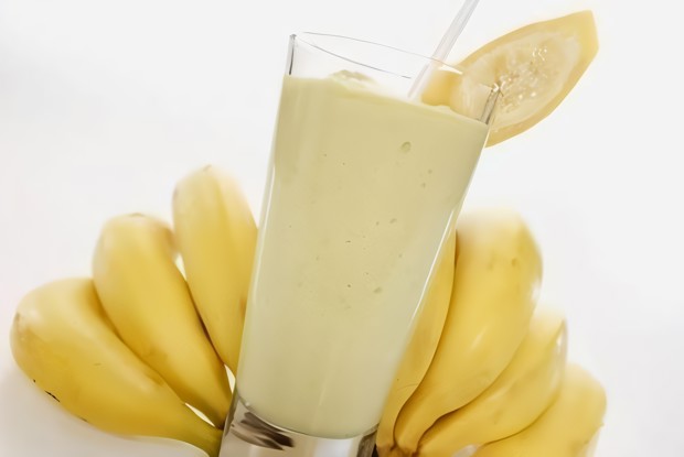 Легкий банановый коктейль с йогуртом и овсяными хлопьями
