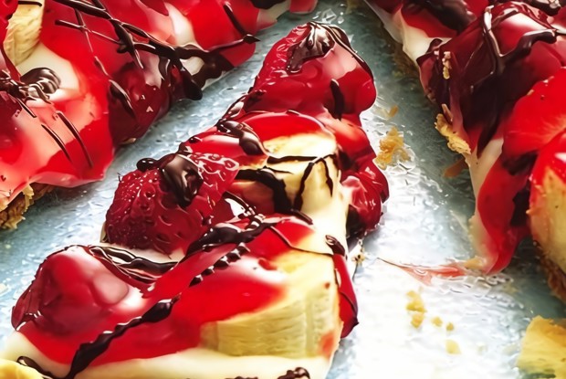 Легкий бананово-клубничный пирог