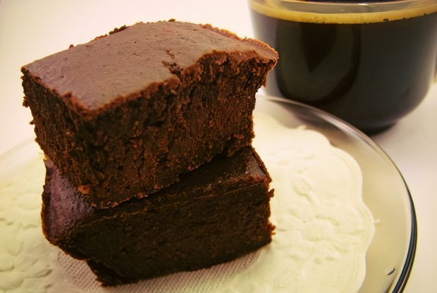 Легкий брауни с черносливом