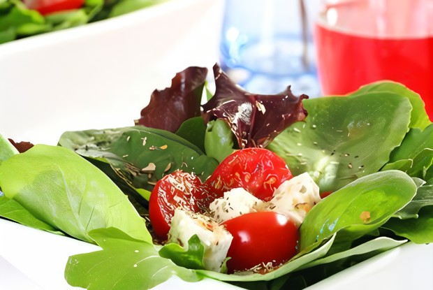 Легкий итальянский салат из томатов, красного лука и козьего сыра