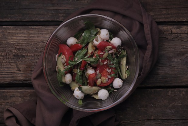 Легкий овощной салат с моцареллой