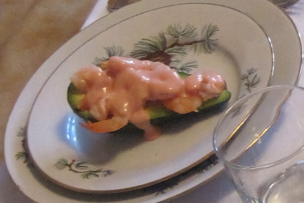 Легкий салат из авокадо с креветками