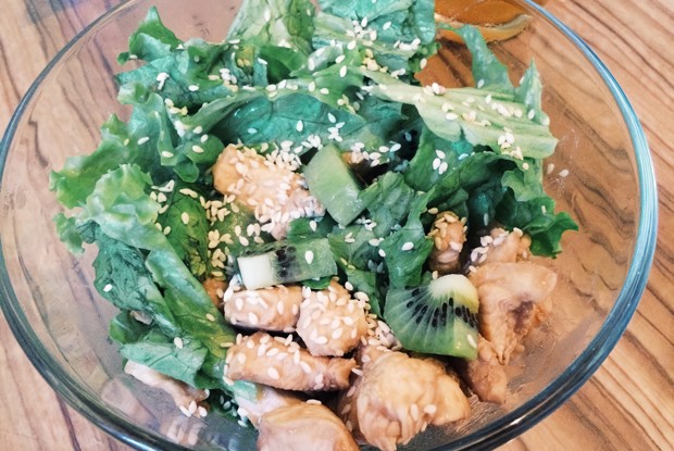 Легкий салат из куриного филе и киви